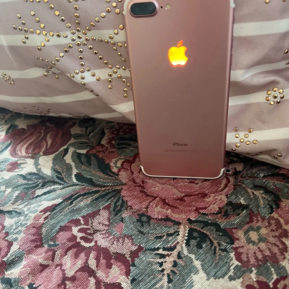 iPhone 7Plus 128GB Unlocked Rose Gold Great Condition +15 Colorful Logo Glowingt